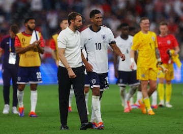Gareth Southgate y Jude Bellingham, entrenador y jugador de la Selección inglesa, conversa tras el partido ante Dinamarca.