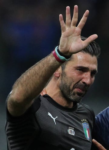Gianluigi Buffon, histórico portero italiano, hecho un mar de lágrimas tras jugar su último partido con la Azurra, en la eliminación de su selección contra Suecia.