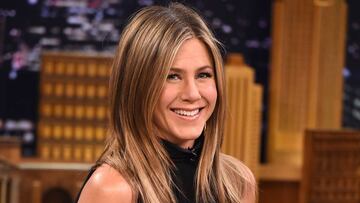 Jennifer Aniston posa en topless a los 50 años y descarta ligar por Internet