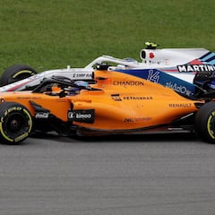 Sancionan a Alonso con cinco segundos por no dejarse doblar
