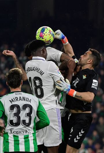 Claudio Bravo despeja el balón de puños ante la oposición de Aurelien Tchouameni y Éder Militão.