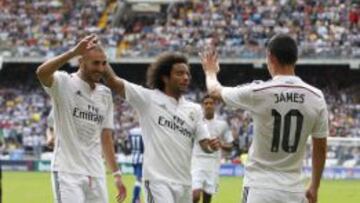 Los jugadores del Madrid felicitan a James por su gol.