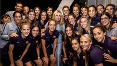 Im&aacute;genes de la actriz Julia Roberts como invitada por el FC Barcelona durante su pretemporada 2018: con Josep Mar&iacute;a Bartomeu entreg&aacute;ndole una camiseta personalizada y con las jugadoras del FC Barcelona femenino