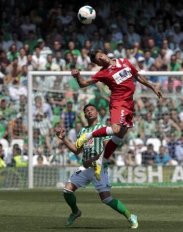 Ruben Castro (i), del Betis, y Diogo, del Sevilla, en una jugada del partido correspondiente a la trigesimo tercera jornada de Liga BBVA, disputado hoy en el estadio Benito Villamarin. 