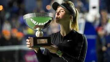 La tenista ucraniana Elina Svitolina besa el trofeo de campeona tras vencer a la checa Marie Bouzkova en la final del Abierto de Tenis de Monterrey (M&eacute;xico).