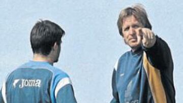 Schuster dialogando con Paredes