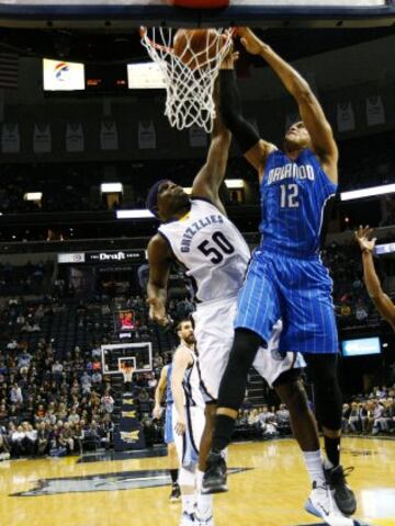 Zach Randolph intenta bloquear un lanzamiento de Tobias Harris.