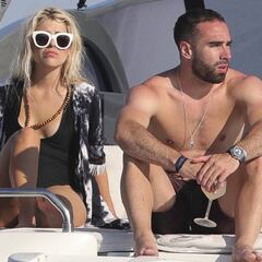 Dani Carvajal disfruta de sus vacaciones con una misteriosa joven rubia