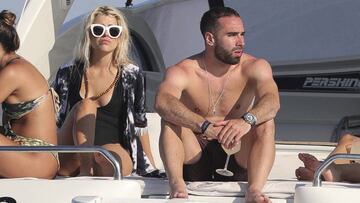 Dani Carvajal con una joven rubia y otros acompa&ntilde;antes a bordo de un yate en Ibiza durante sus vacaciones de verano 2018.