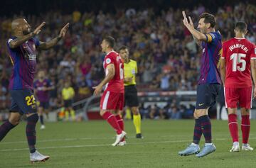 1-0. Messi celebró el primer gol con Arturo Vidal.