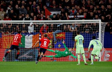 3-1 Ante Budimir marca el tercero de penalti. El croata lanza a su derecha para superar la estirada de Iñaki Peña.