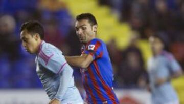 El centrocampista chileno del Celta Fabi&aacute;n Orellana pelea un bal&oacute;n con el delantero del Levante David Barral.