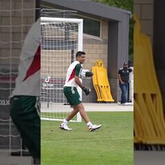 ¡Ya hay sustituto de ‘Memo’ Ochoa! Es Raúl Jiménez, demostró sus dotes como portero