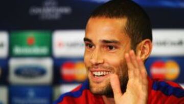 Mario Su&aacute;rez, durante la rueda de prensa en Londres.