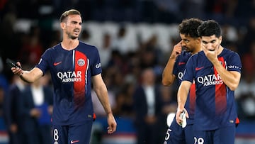 Los jugadores del PSG, Carlos Soler, Fabian Ruiz y Marquinhos se lamentan tras empatar (0-0) ante el Lorient.