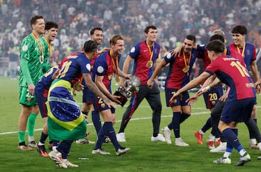 Los jugadores del Barcelona celebrando su victoria en la final de la Supercopa de España.