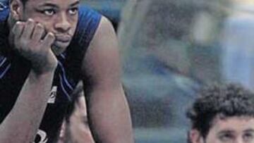 <b>DECEPCIÓN. </b>Incredulidad en Hamilton y Mumbrú ante el desenlace del choque.