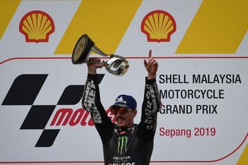 Celebración del piloto español de Monster Energy Yamaha MotoGP en el podio del Gran Premio de Malasia. Maverick Viñales lideró desde la primera vuelta en Sepang. 
