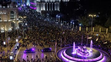 Miles de mujeres  en la plaza de Cibeles durante una manifestación convocada por la Comisión 8M. Es la convocante principal de este día, cuyo recorrido une el trayecto entre Atocha y plaza de España, desde el paseo del Prado, a la altura de la confluencia con la calle Juan de Mena y el Museo Naval, por la calle de Alcalá, Gran Vía y Callao.
08 MARZO 2023
Alejan