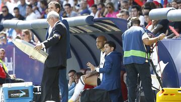 Marcelino da instrucciones a Zaza en el derbi frente al Levante.