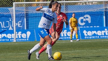 Paola Hernández, centrocampista del Costa Adeje Tenerife, conduce un balón.