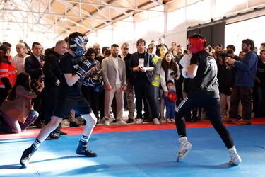 Ilia Topuria observa la exhibición de lucha. 