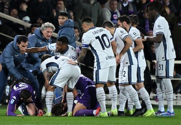 Edoardo Bove, de la Fiorentina, se desplomó al suelo durante el partido entre Fiorentina e Inter