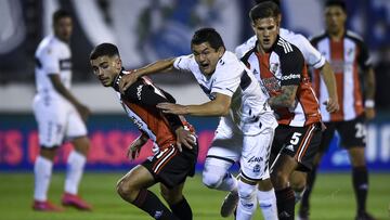 LA PLATA, ARGENTINA - AUGUST 22: Luis Miguel Rodriguez of Gimnasia La Plata fights for the ball with Bruno Zuculini and Santiago Simon of River Plate during a match between Gimnasia Esgrima La Plata and River Plate as part of Torneo Liga Profesional 2021