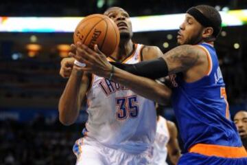 Kevin Durant (Oklahoma City Thunder) trata de anotar ante la defensa de  Carmelo Anthony (New York Knicks).