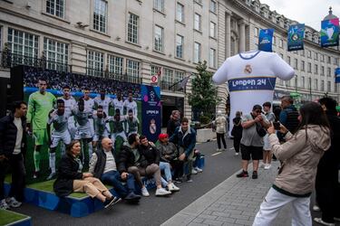 Desde Trafalgar Square hasta Regent Street, los dos grandes puntos de interés para aficionados y turistas, los escudos, banderas y pancartas del Real Madrid y Borussia de Dortmund adornan las calles londinenses.