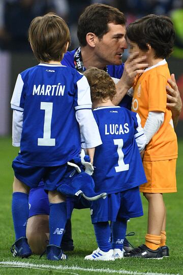 Iker Casillas junto a sus dos hijos, Lucas y Martín.