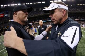 El Head coach de Saints, Sean Payton, y Dan Quinn, HC de Atlanta Falcons, saludándose tras un nuevo duelo divisonal. 