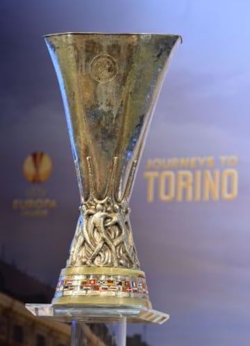 El trofeo de la Europa League que se encuentra en un pedestal durante el sorteo de los cuartos de final de la UEFA Europa League en la sede de la UEFA en Nyon.