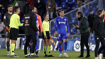 Quique Flores, Figueroa Vázquez y la asistente tras la expulsión.