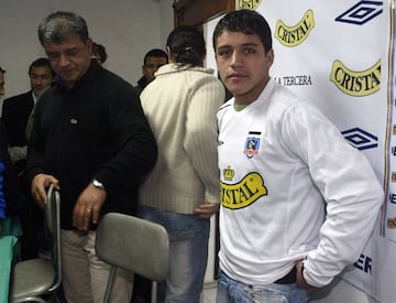 Tras ser comprado por Udinese, llega a Colo Colo en el 2006. Esta es una de sus primeras fotos con al camiseta alba.

