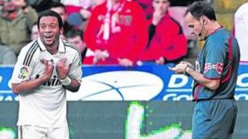 Mateu Lahoz enseña la amarilla a Marcelo.