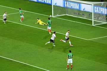 Leon Goretzka festeja el gol sobre México