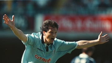 Lubo Penev celebra un gol con el Celta.