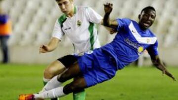 El defensa del Racing de Santander Saúl García disputa un balón con el delantero burkinés del Almería, Jonathan Sundy Zongo, durante el encuentro de ida de los octavos de final de la Copa del Rey que diputan ambos equipos esta noche en el estadio del Sardinero, en Santander.