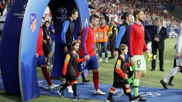 Oblak y Lucas salen al campo durante el partido contra el Brujas.