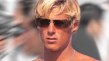 El surfista Mike Hynson con gafas de sol, de joven.