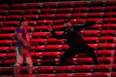 Diez personas resultaron heridas y noventa fueron detenidas tras una batalla campal en las gradas del Estadio Libertadores de América - Ricardo Enrique Bochini. El partido, que iba 1-1, fue suspendido temporalmente en el minuto 48 y luego cancelado por la Conmebol.