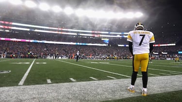 FOXBORO, MA - JANUARY 22: Ben Roethlisberger #7 of the Pittsburgh Steelers looks on from the sideline during the second half against the New England Patriots in the AFC Championship Game at Gillette Stadium on January 22, 2017 in Foxboro, Massachusetts. Al Bello/Getty Images/AFP / AFP PHOTO / GETTY IMAGES NORTH AMERICA / AL BELLO