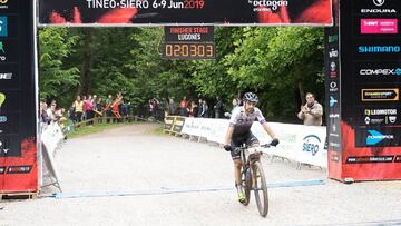 Ismael Esteban cruza la línea de meta en primer lugar.