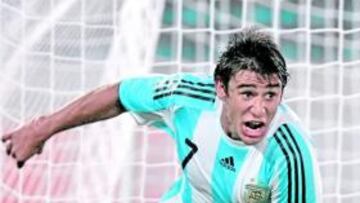 <b>SE COMPLICA. </b>Eduardo Salvio celebra un gol con Argentina Sub-20.