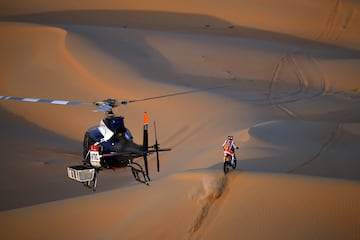 El motorista australiano Daniel Sanders impulsa su KTM durante la etapa de hoy.