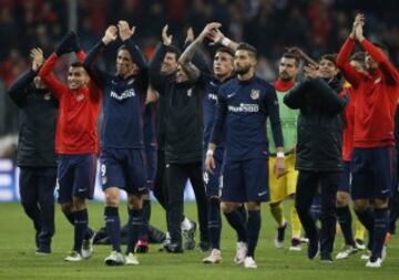 Los jugadores saludan al grupo de aficionados rojiblancos que se desplazaron al Allianz Arena. 