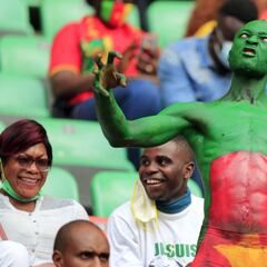 La afición de Camerún celebra el pase a octavos de final