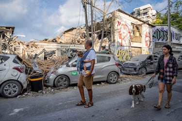 Israeles inspeccionan los escombros de un edificio un da despus de que fuera alcanzado por un cohete disparado desde la Franja de Gaza.