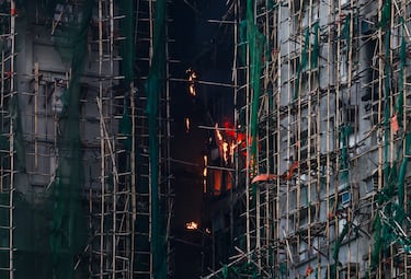 Varios apartamentos permanecen en llamas en el complejo residencial Wang Fuk Court, en Tai Po, Hong Kong.